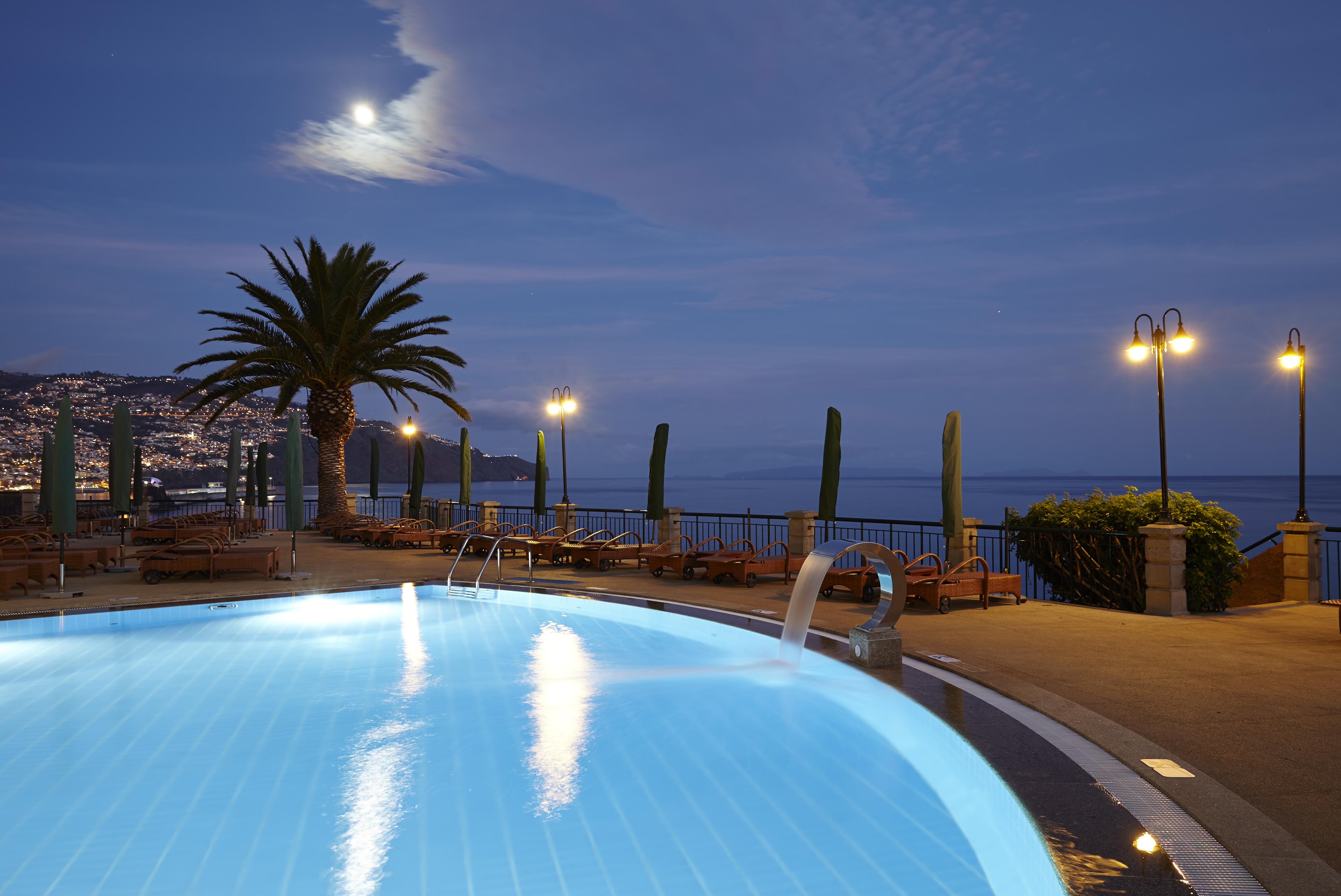 The Cliff Bay - Portobay Hotel Фуншал Екстериор снимка The pool at the hotel