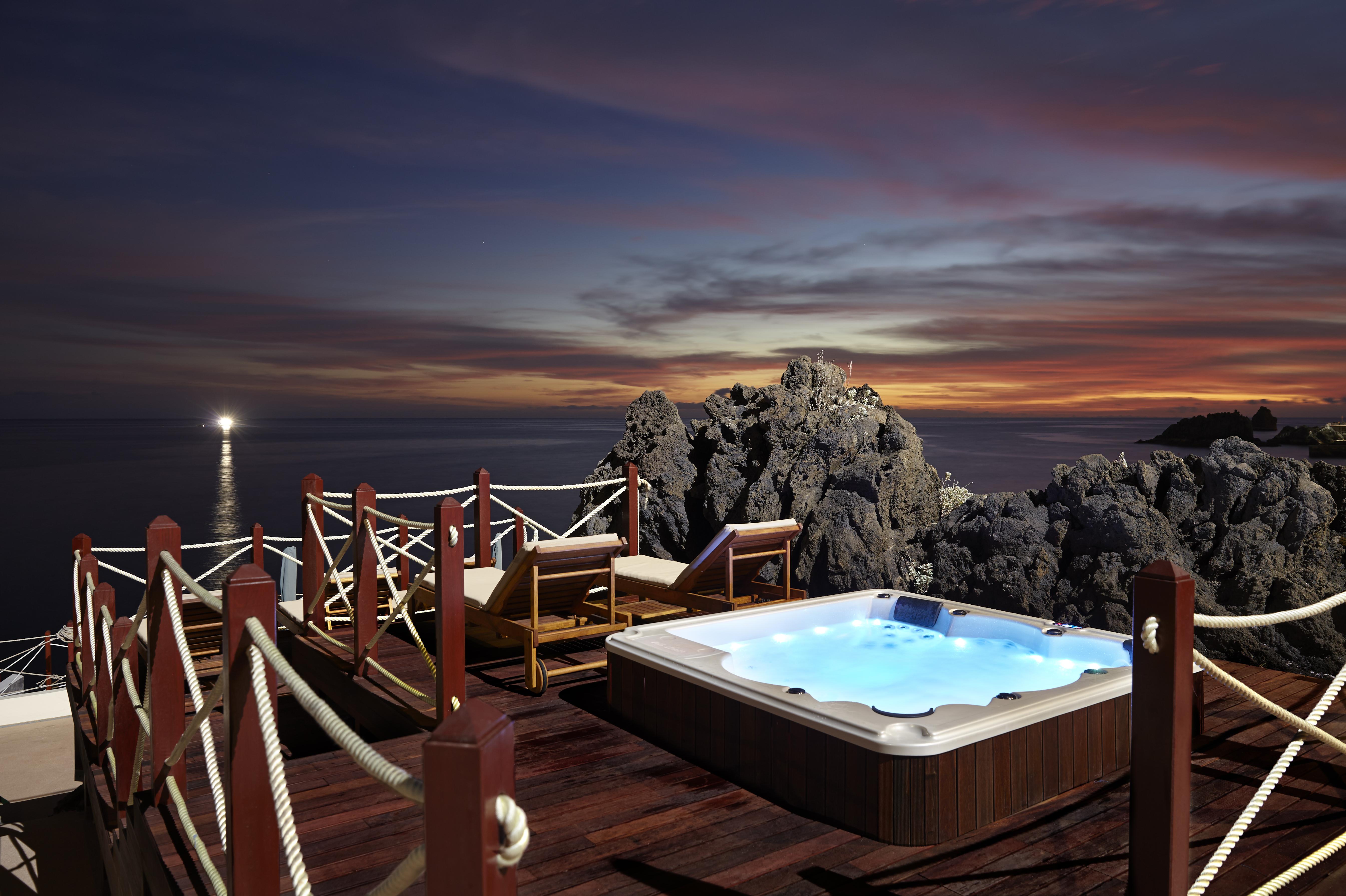 The Cliff Bay - Portobay Hotel Фуншал Екстериор снимка A hot tub at a resort