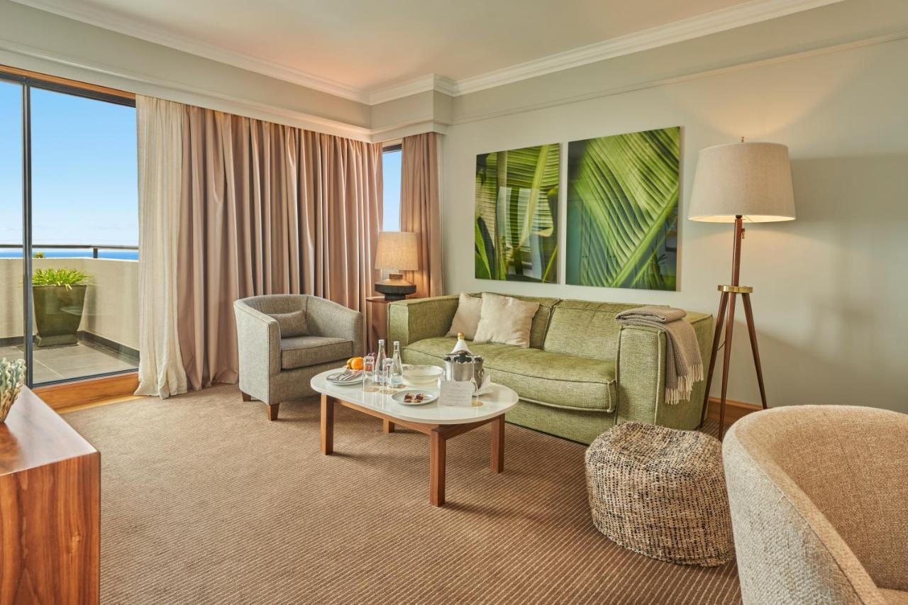 The Cliff Bay - Portobay Hotel Фуншал Екстериор снимка A suite at the Hilton Mauritius Resort